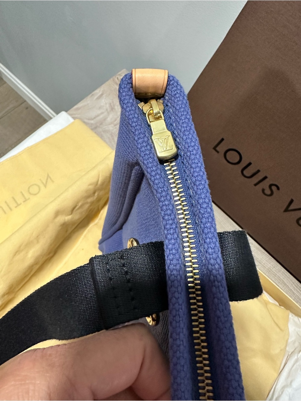Louis Vuitton Toile Antigua Canvas Tote, periwinkle blue with gold-tone hardware - Picture 6 of 11